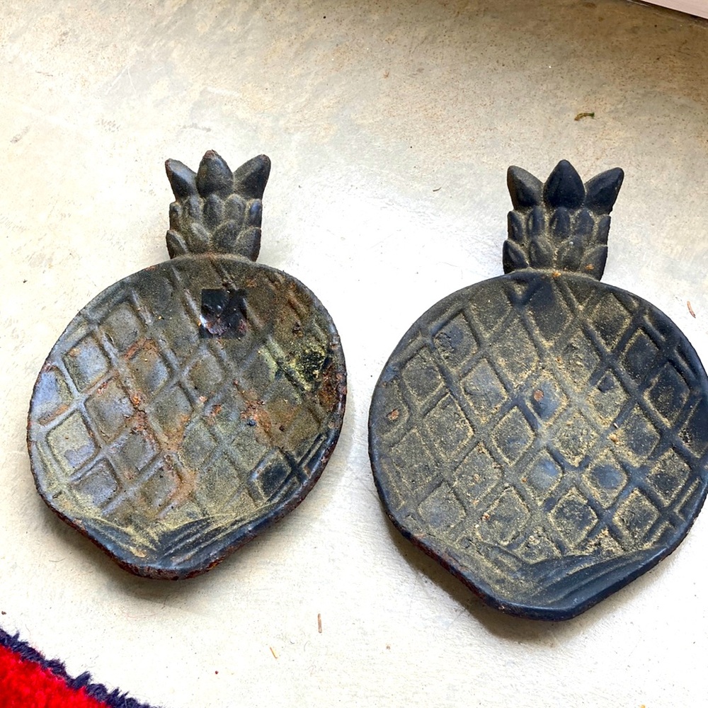 ONE outdoor iron Shaped Decorative pineapple ashtray or dish Trays